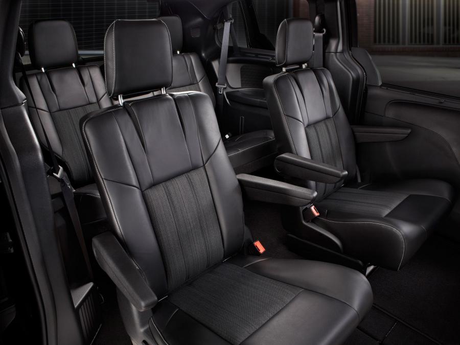  Chrysler Town & Country S 2012 года  (фото 7 из 9)